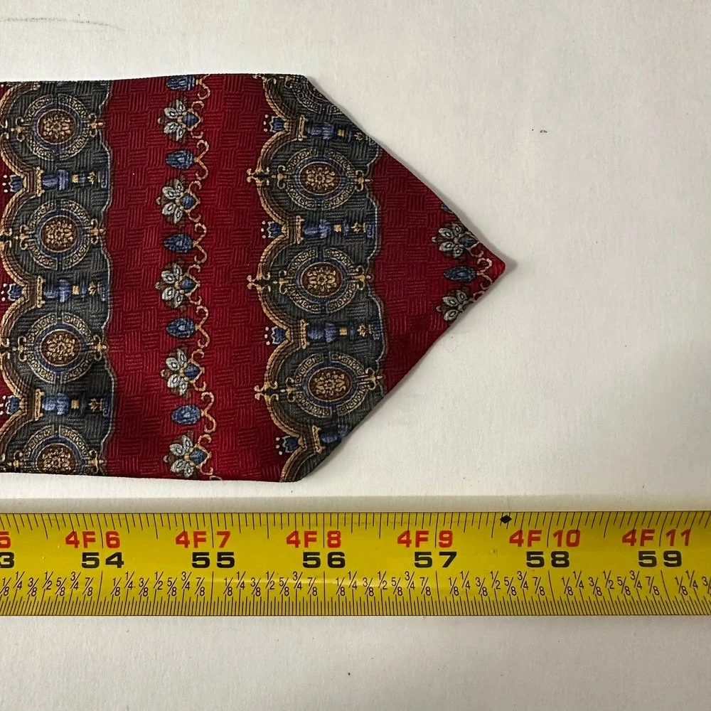 Bravini necktie features